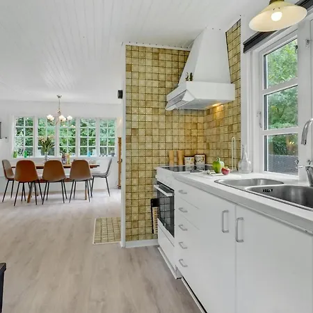2 Bedroom Cozy In Vaeggerlose Holiday home Boto By